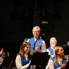 Solistin Petra Ludwig auf dem Saxophon nach dem Stück "Kansas"